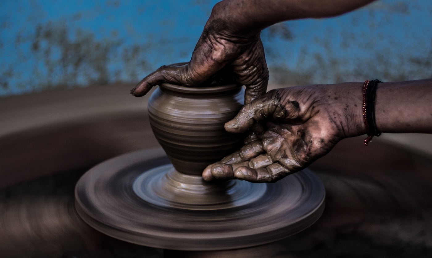 Artesano trabajando una pieza a mano
